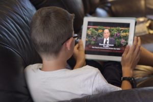 Chlapec pozerá konferenciu
